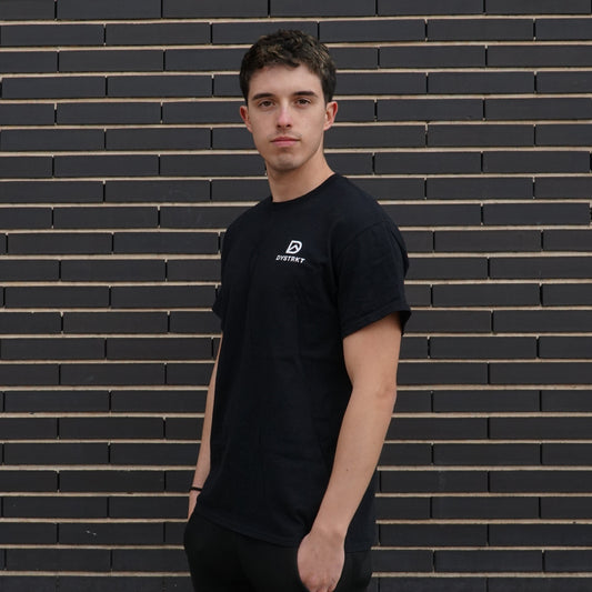 DYSTRKT Essential Tee Black | Camiseta negra streetwear premium