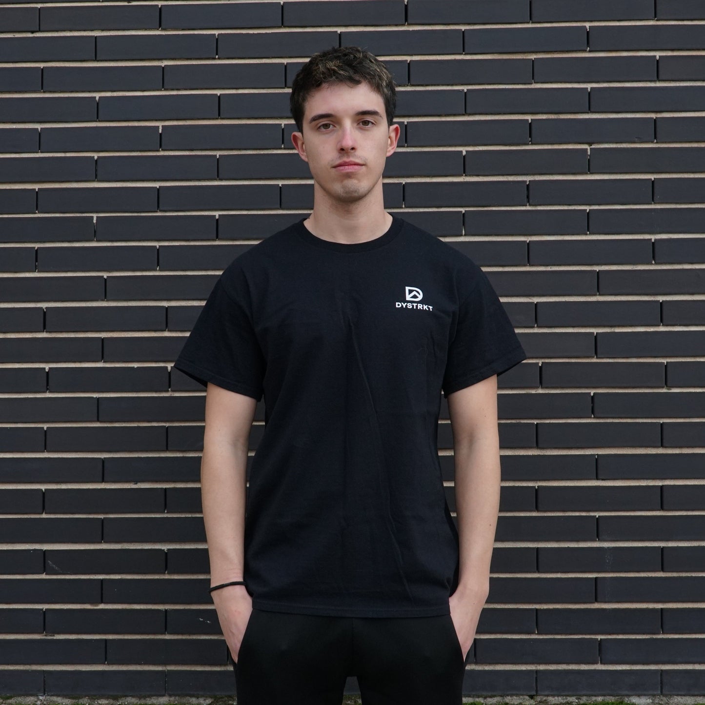 DYSTRKT Essential Tee Black | Camiseta negra streetwear premium