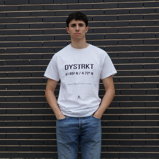DYSTRKT Blueprint Tee White – Camiseta blanca streetwear premium