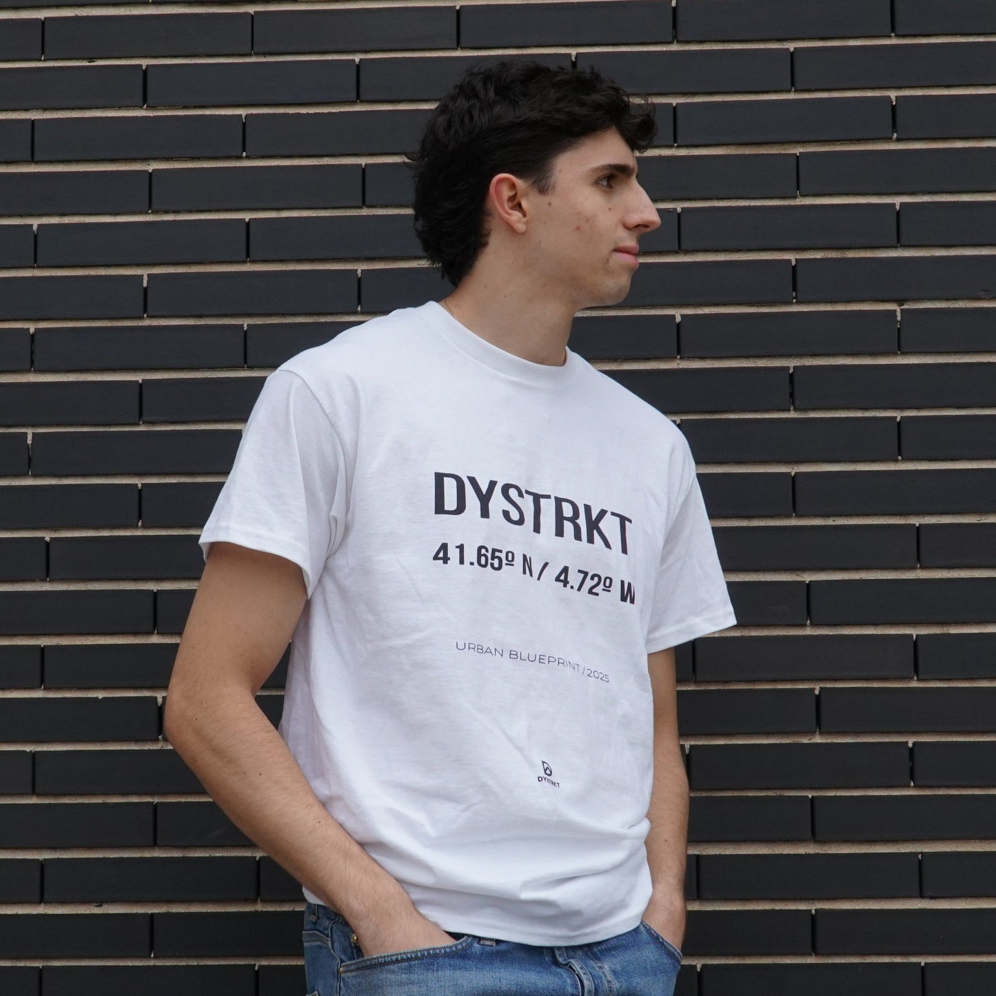 DYSTRKT Blueprint Tee White – Camiseta blanca streetwear premium