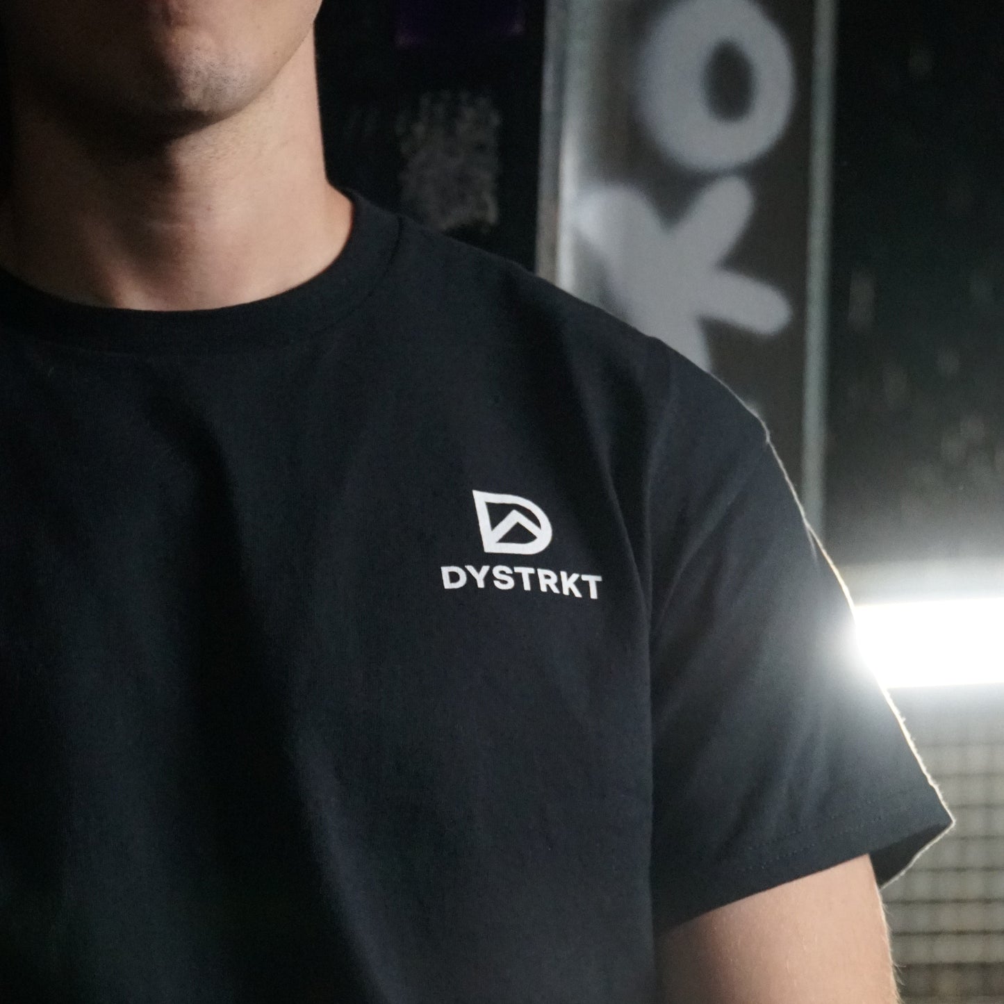 DYSTRKT Core Tee Black | Camiseta negra streetwear premium