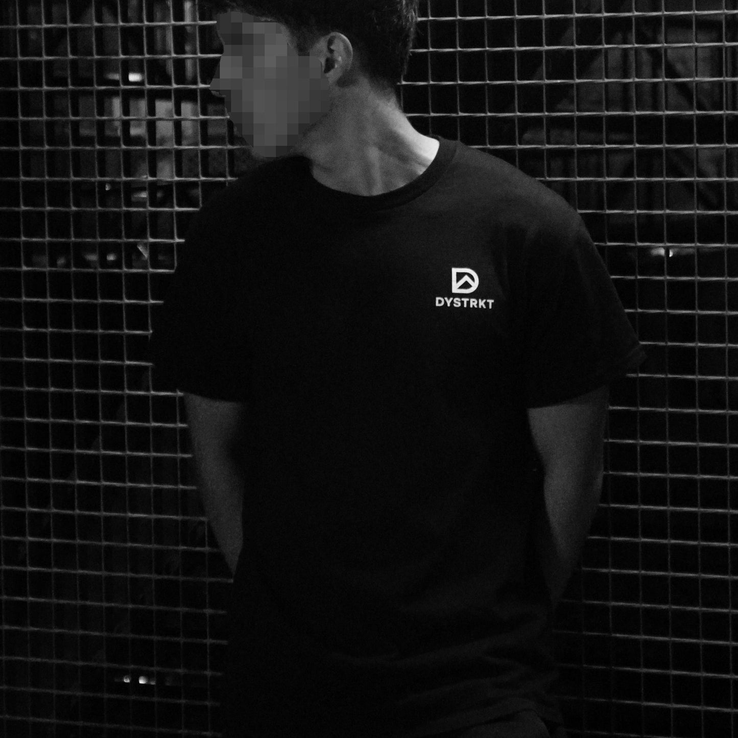 DYSTRKT Core Tee Black | Camiseta negra streetwear premium