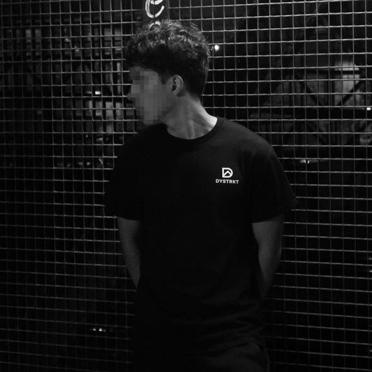 DYSTRKT Core Tee Black | Camiseta negra streetwear premium