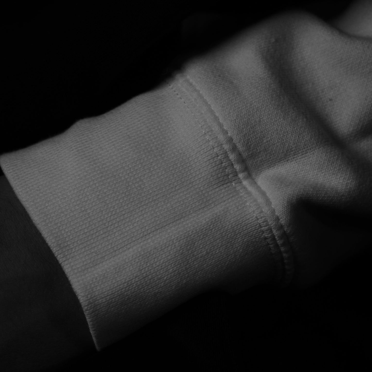 DYSTRKT Essential Hoodie White | Sudadera blanca streetwear premium