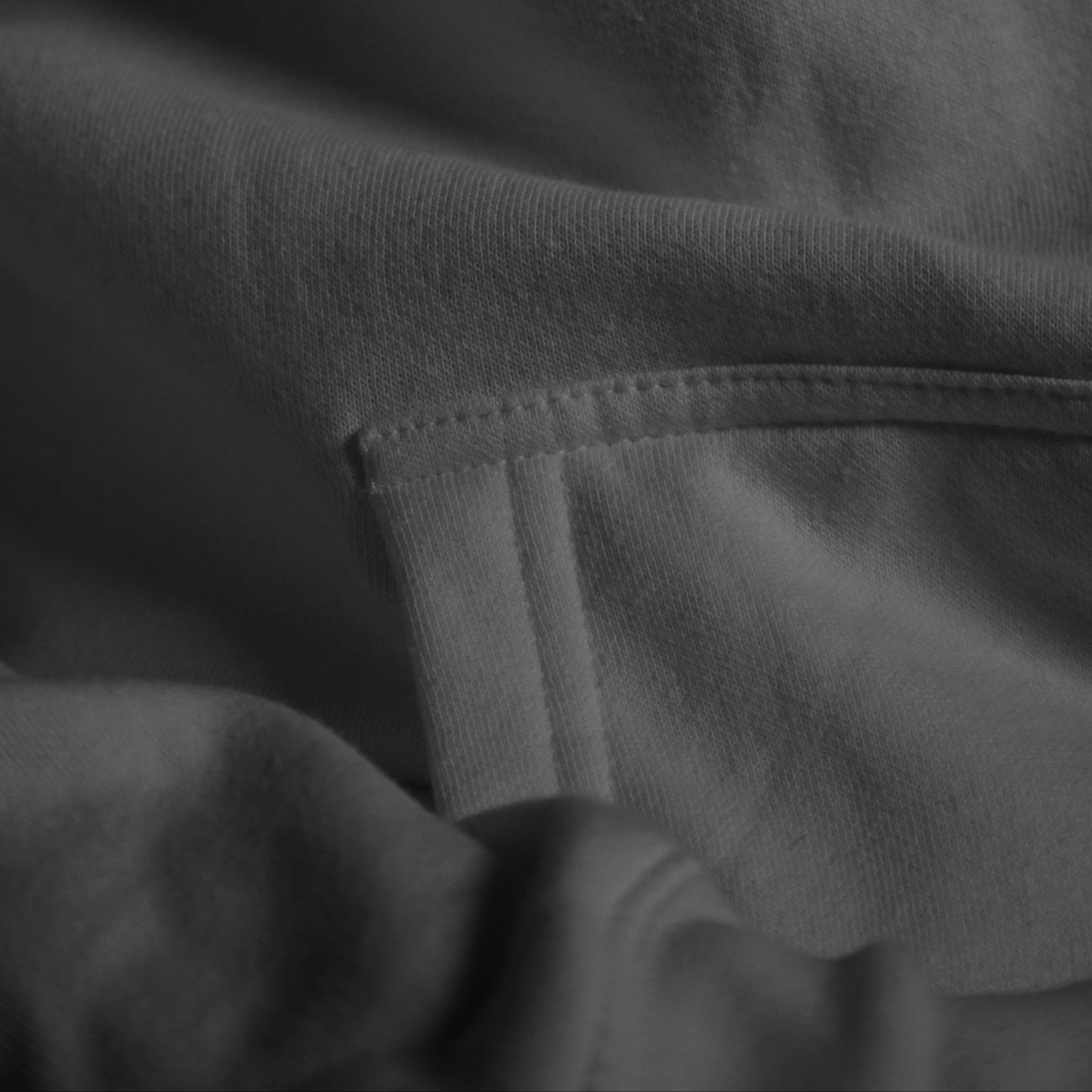 DYSTRKT Essential Hoodie White | Sudadera blanca streetwear premium