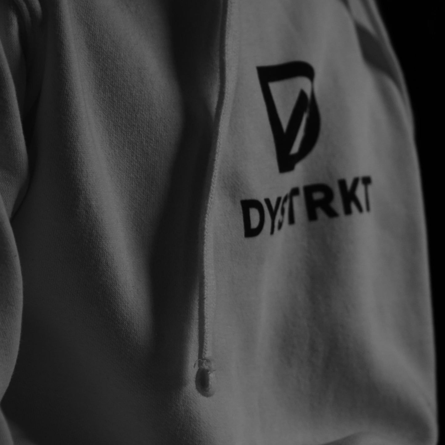 DYSTRKT Essential Hoodie White | Sudadera blanca streetwear premium