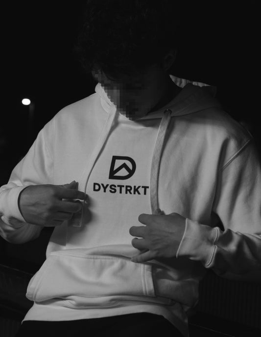 DYSTRKT Essential Hoodie White | Sudadera blanca streetwear premium