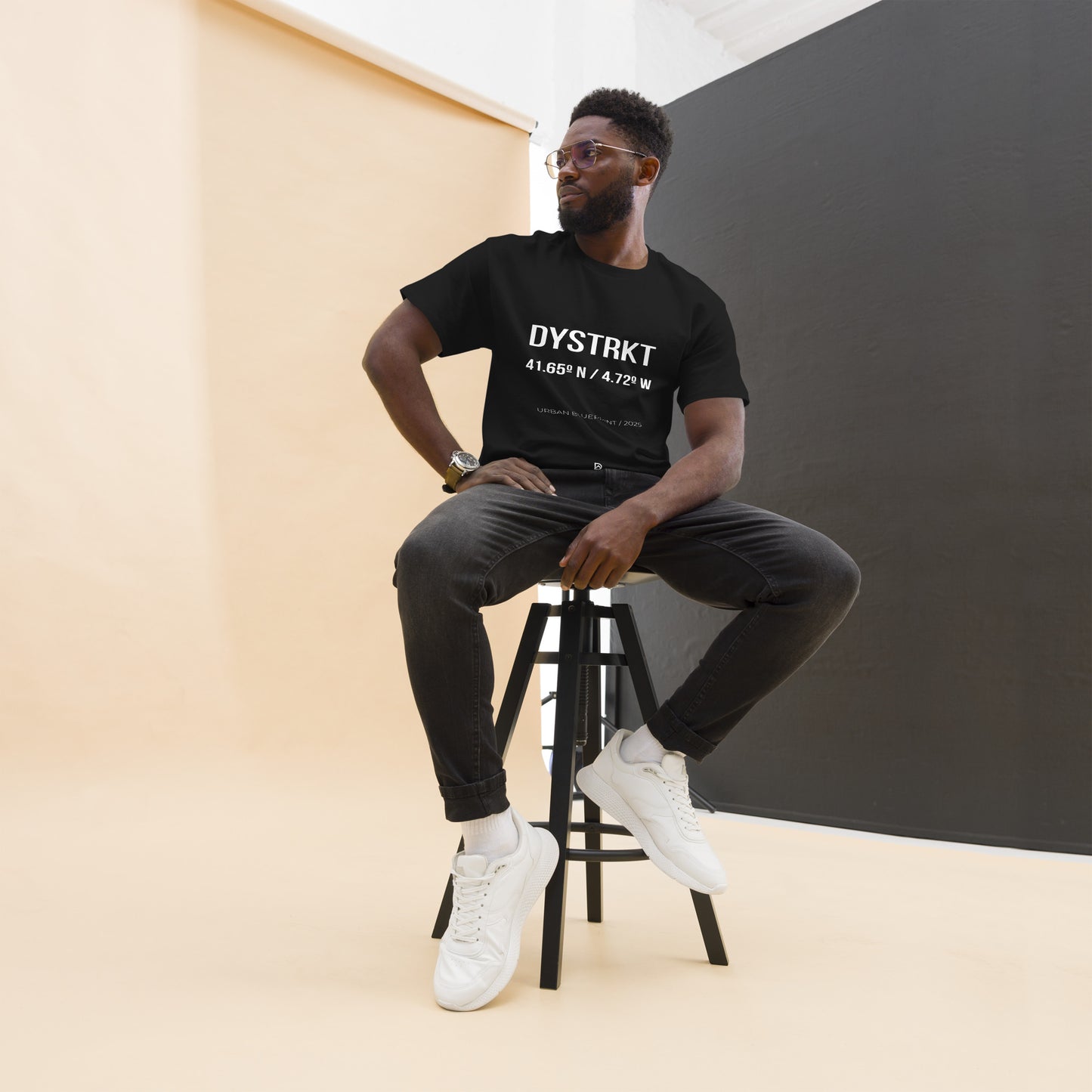 DYSTRKT Blueprint Tee Black – Camiseta negra streetwear premium
